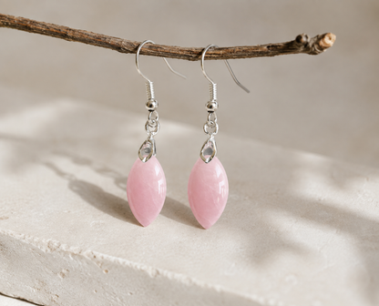 Orecchini marquise in quarzo rosa con finitura argentata