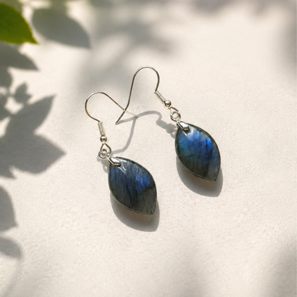 Orecchini pendenti in labradorite naturale con riflessi iridescenti blu