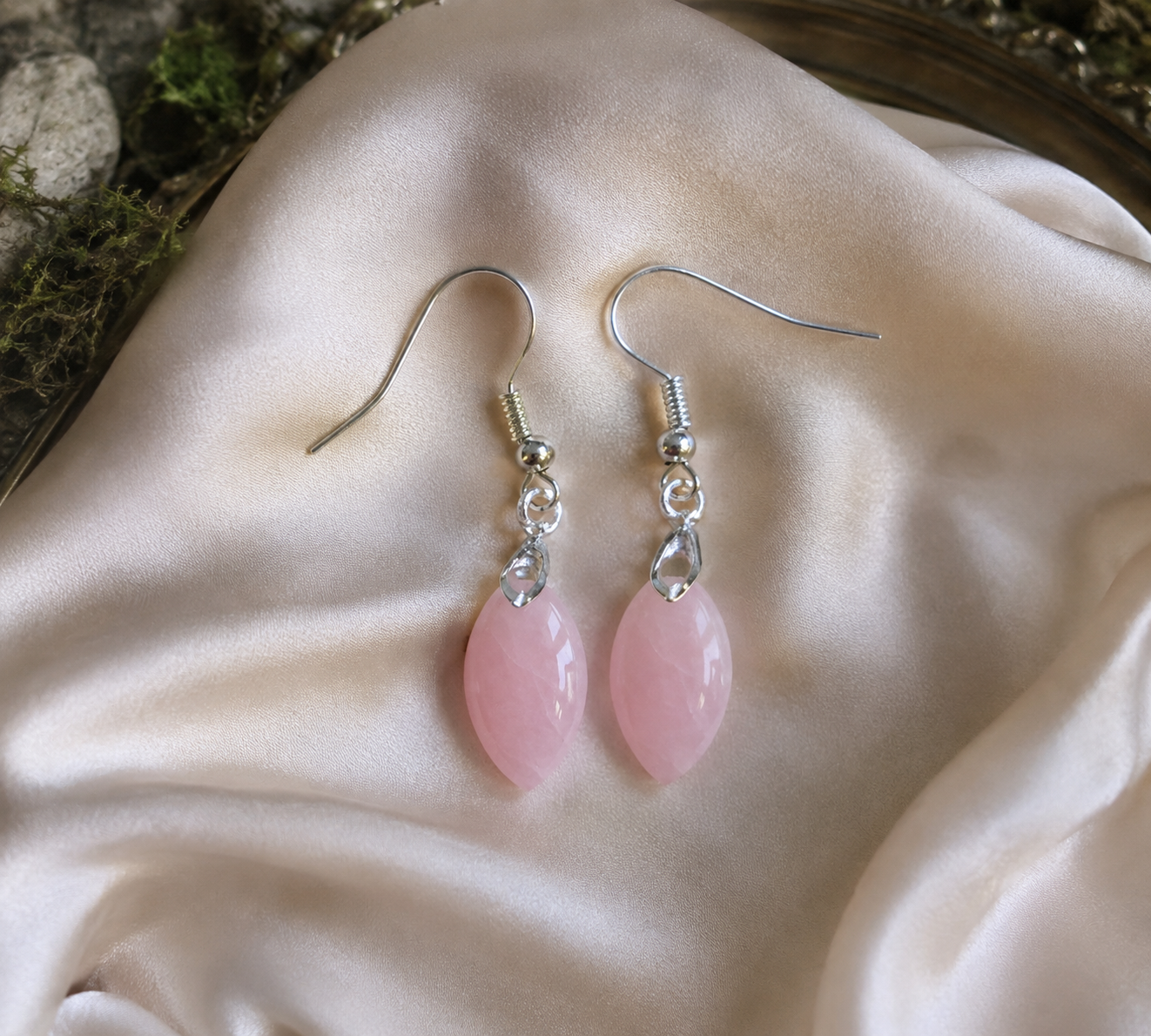 Orecchini pendenti rosa con pietra quarzo rosa naturale