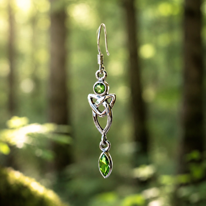 Orecchino celtico Triquetra in argento 925 con zirconia verde