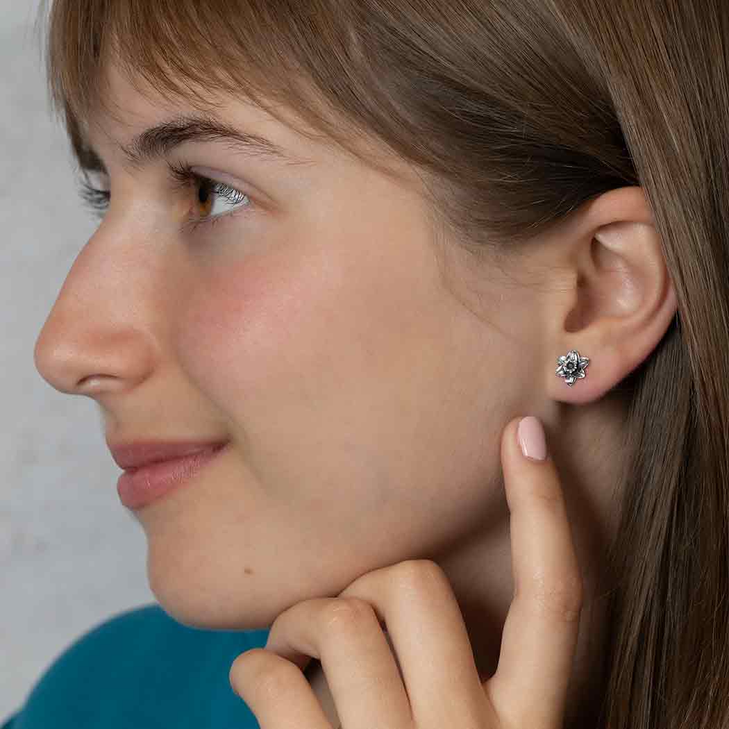 Piccoli orecchini floreali narciso in argento sterling, simbolo di rinascita