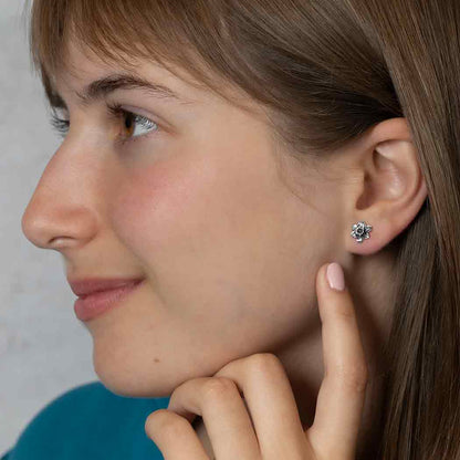 Piccoli orecchini floreali narciso in argento sterling, simbolo di rinascita