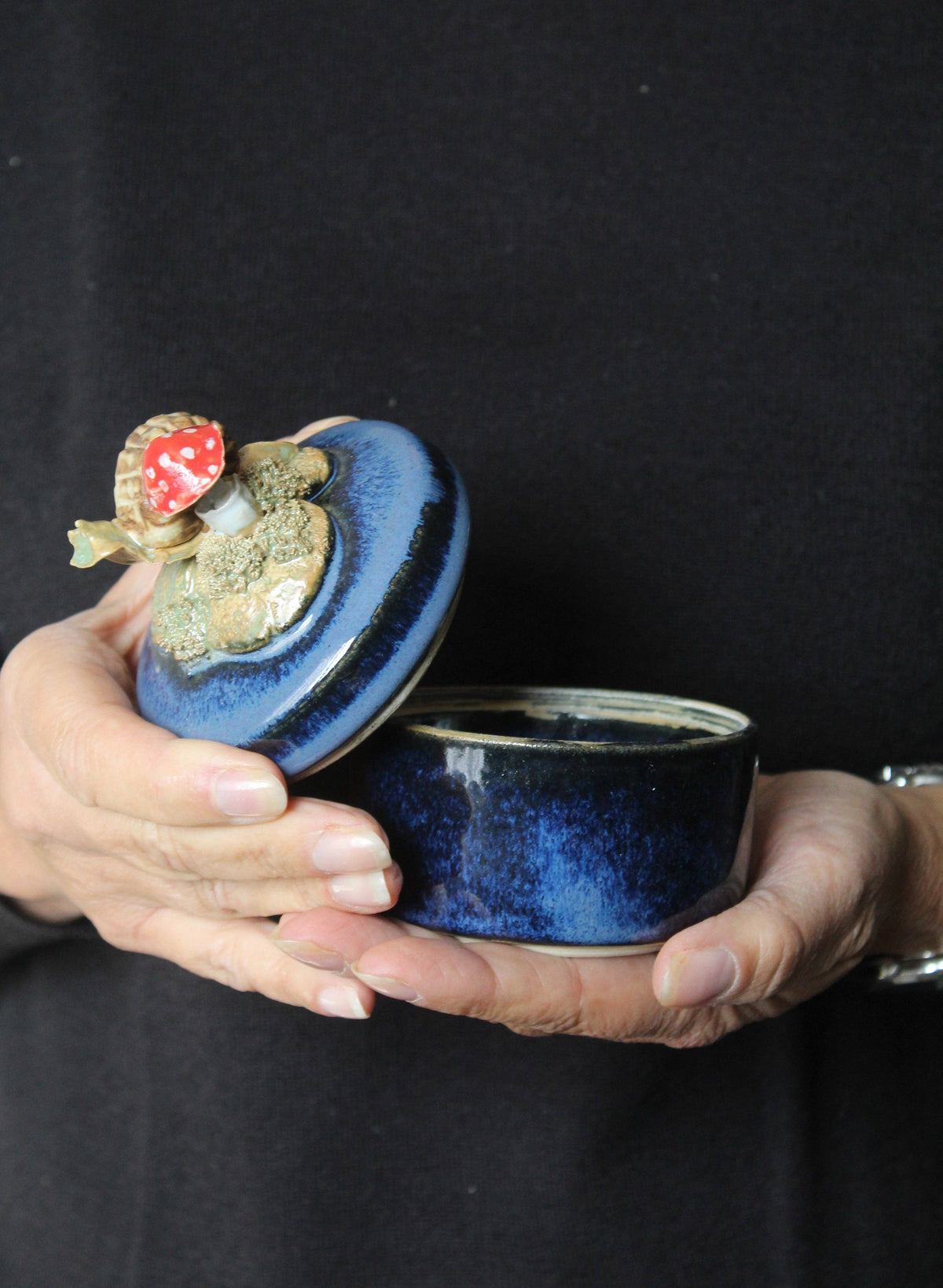 Portagioie in gres decorato a mano con lumaca e Amanita muscaria