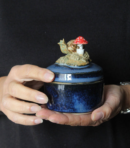 Scatola artigianale in ceramica blu con fungo rosso e lumaca