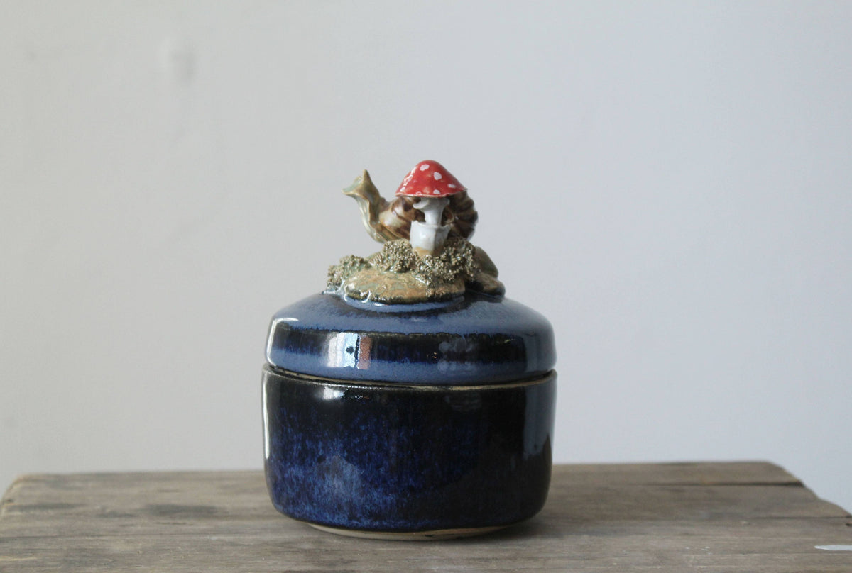 Scatola con coperchio in gres blu decorata con lumaca e fungo rosso