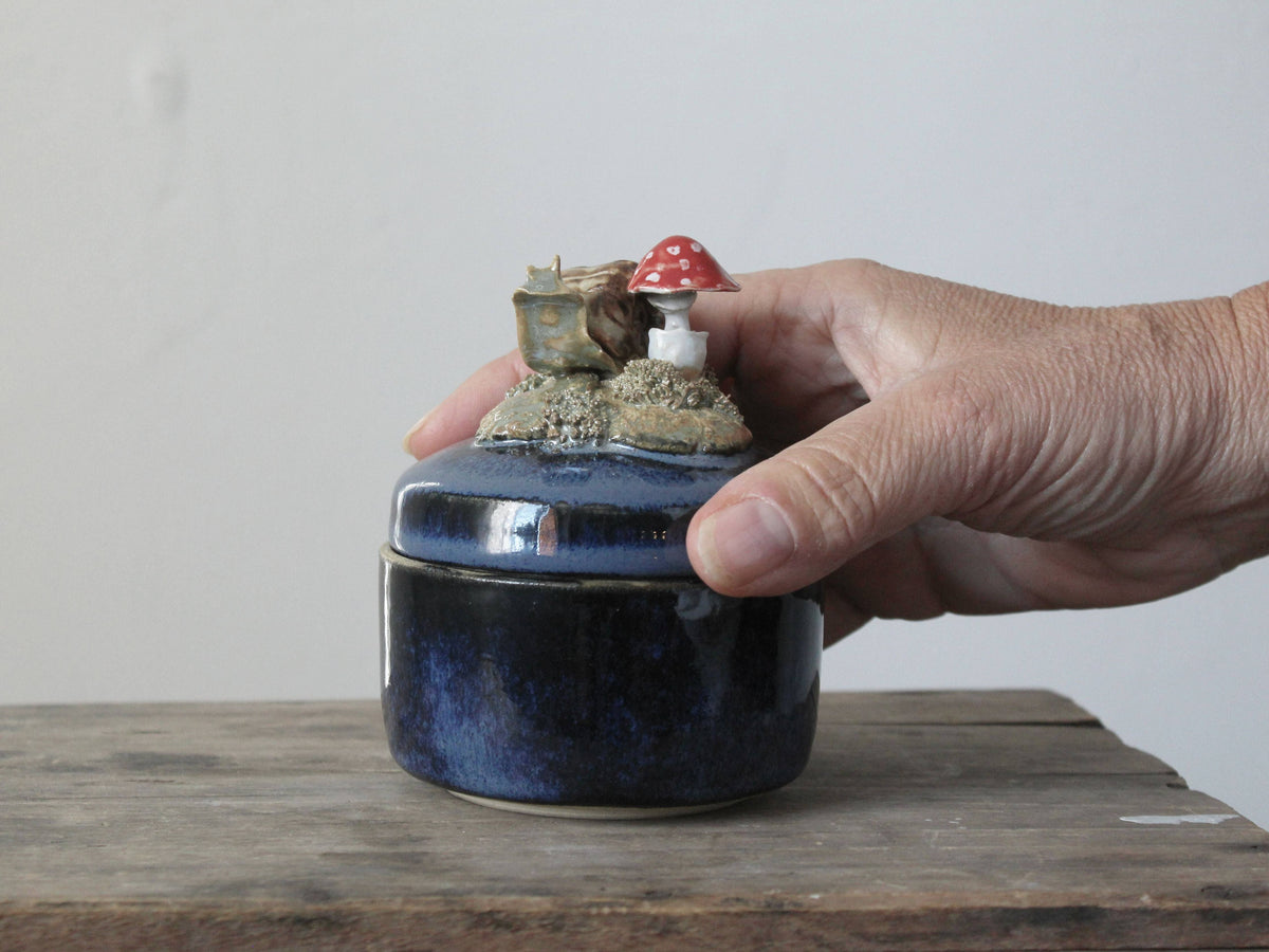 Scatola in ceramica blu ispirata al bosco con fungo e lumaca