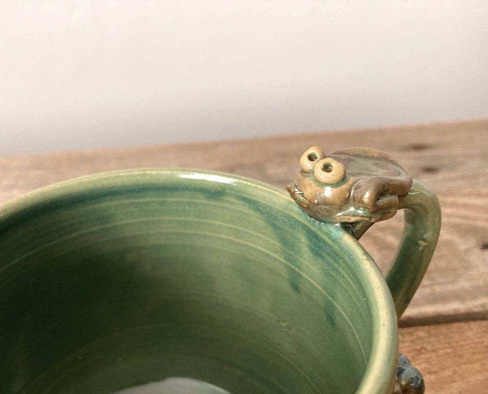 Tazza Selvatica in gres verde ispirata al bosco con rana
