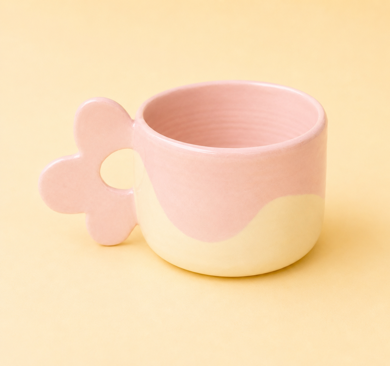Tazza artigianale in ceramica pastello con manico floreale
