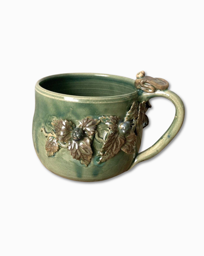 Tazza artigianale in gres verde con rana e more