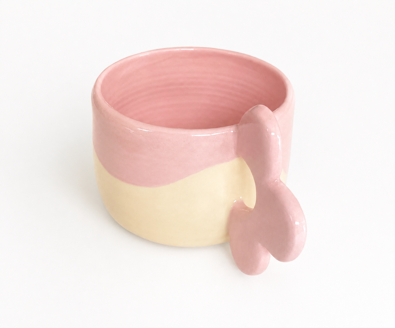 Tazza in ceramica con fiore sul manico vista laterale