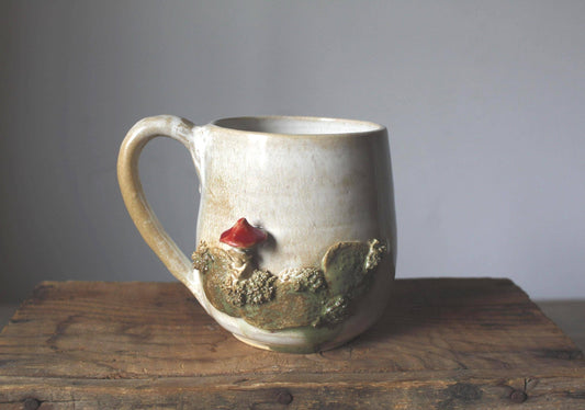 Tazza in ceramica con fungo Amanita muscaria modellato a mano