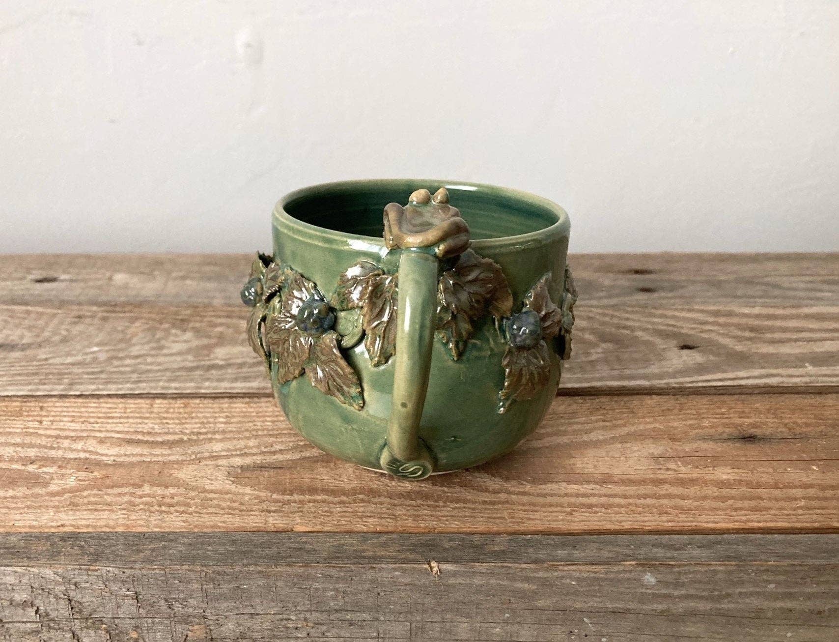 Tazza in gres fatta a mano con decorazioni botaniche e rana