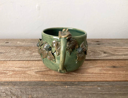 Tazza in gres fatta a mano con decorazioni botaniche e rana