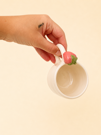 Tazzina in ceramica crema fatta a mano con dettaglio fragola
