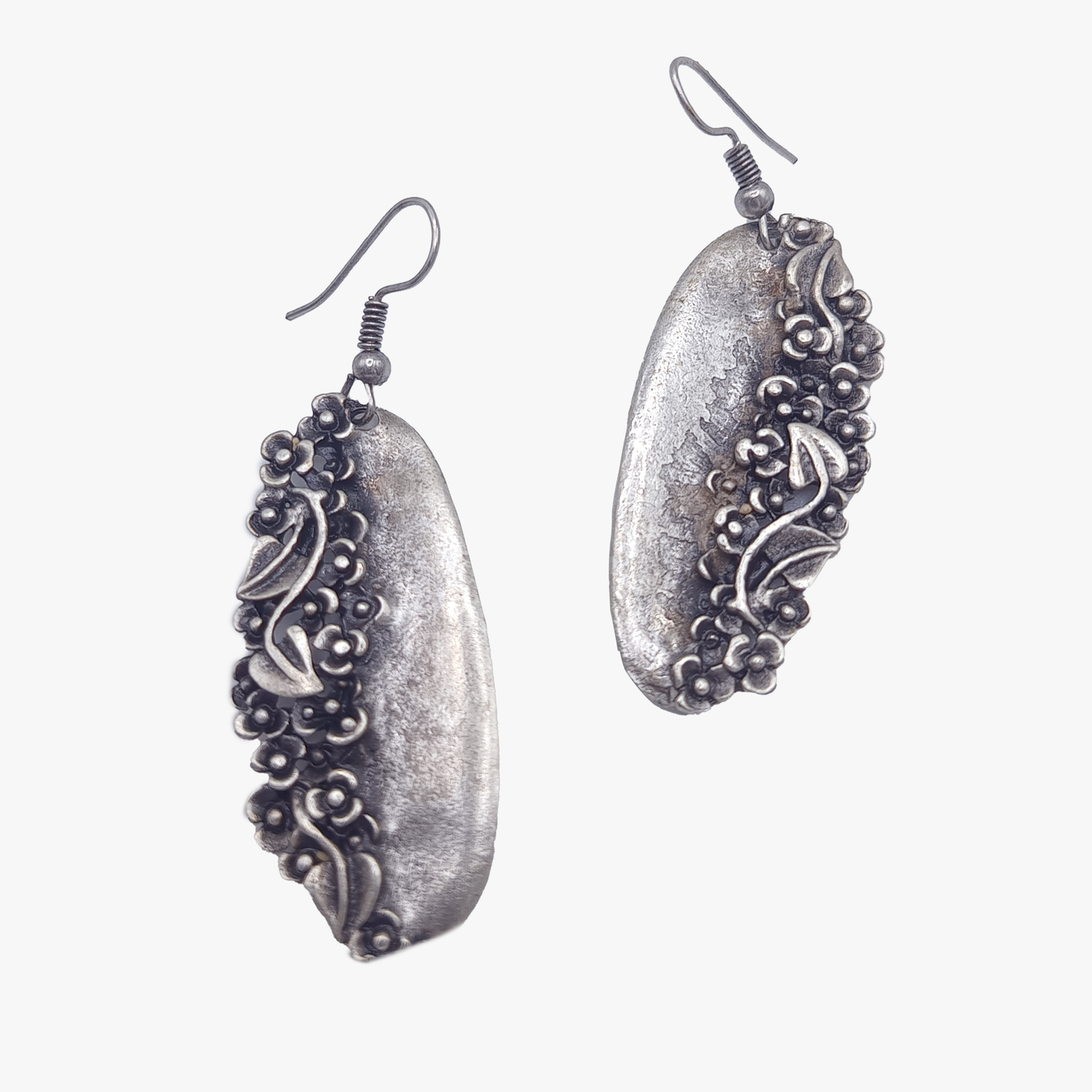 Elaria Bloom | Orecchini floreali placcati in argento antico | Zinco e ottone