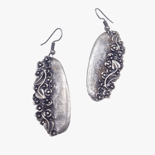 Elaria Bloom | Orecchini floreali placcati in argento antico | Zinco e ottone