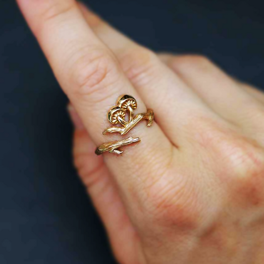 Anello regolabile rametto con funghi | Bronzo
