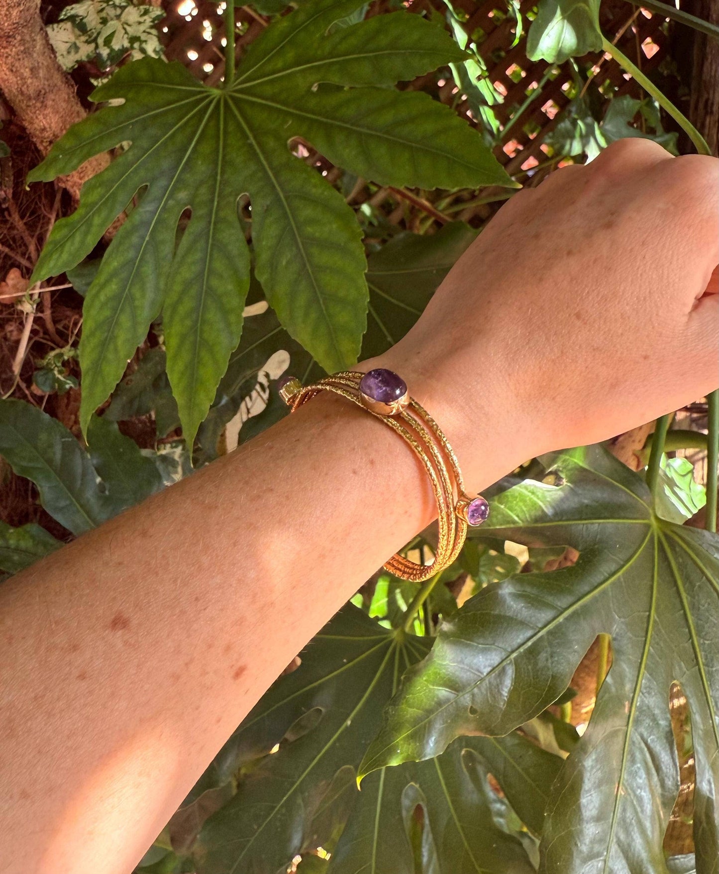 Bracciale in Ottone Martellato con Ametista | Regolabile | Artigianale