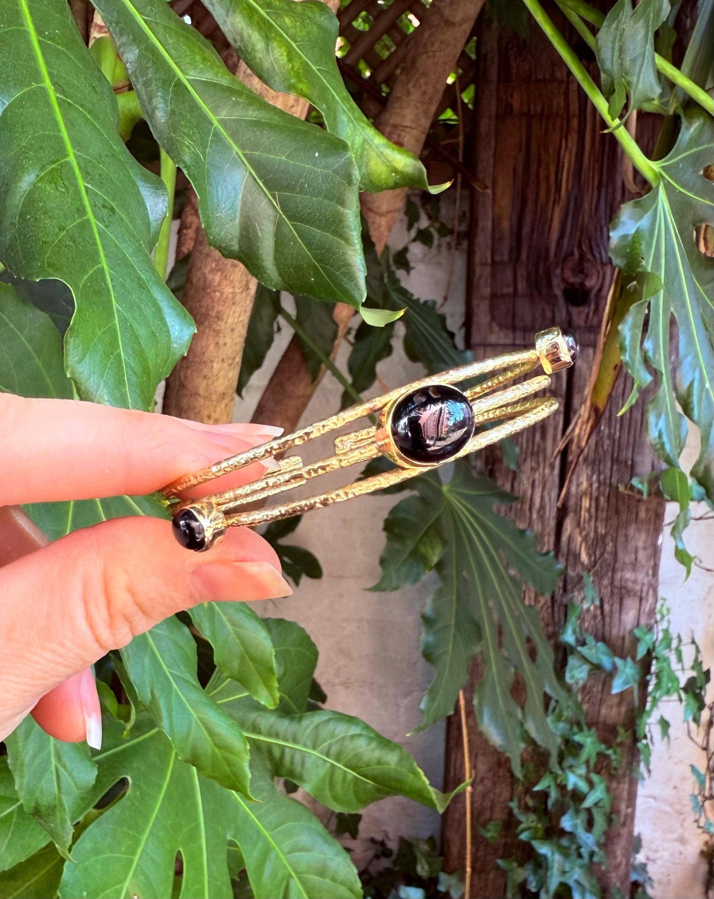 Bracciale in Ottone Martellato con Onice Nero | Regolabile | Artigianale