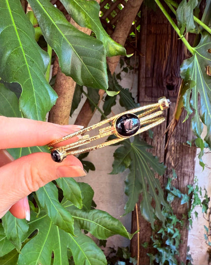 Bracciale in Ottone Martellato con Onice Nero | Regolabile | Artigianale