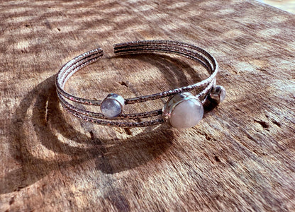 Bracciale in Ottone Martellato | Pietra di Luna | Regolabile | Artigianale