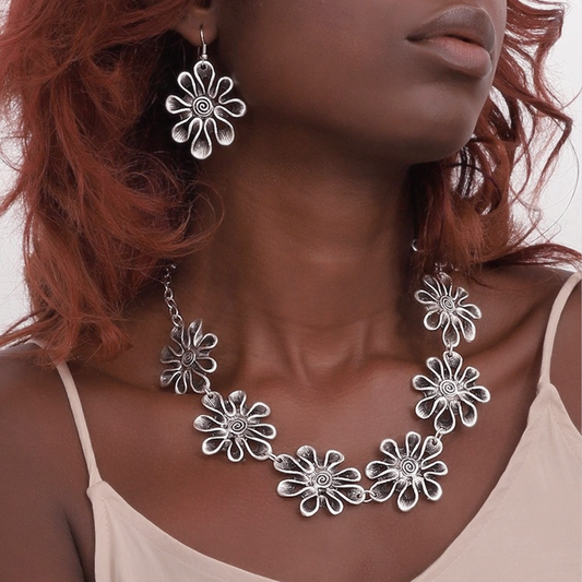 Mystic Blossoms | Set di collana e orecchini con design floreale| placcato in argento antico