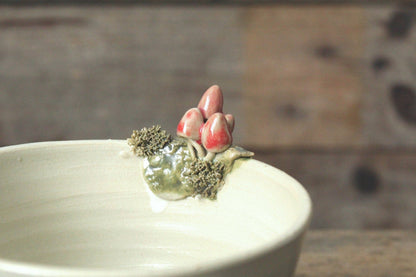 dettaglio Ciotola in ceramica gres decorata a mano con piccoli funghi rosa