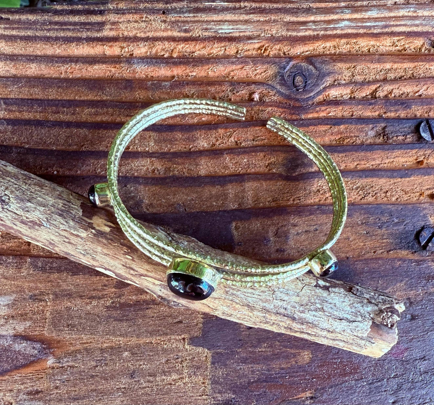Bracciale in Ottone Martellato con Onice Nero | Regolabile | Artigianale