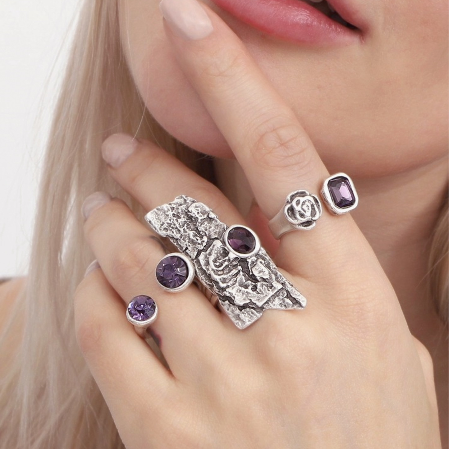 Violet Grove | Set di anelli in cristallo viola | design fiore e corteccia | Ottone e cristallo placcati in argento