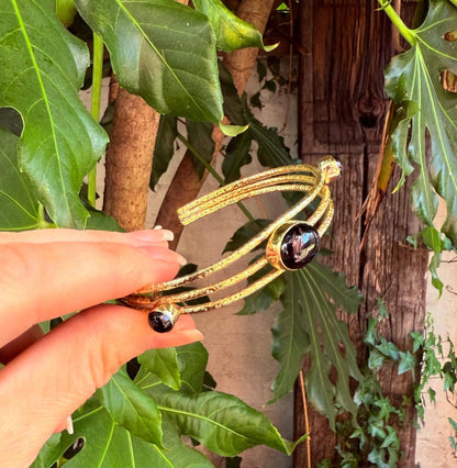 Bracciale in Ottone Martellato con Onice Nero | Regolabile | Artigianale