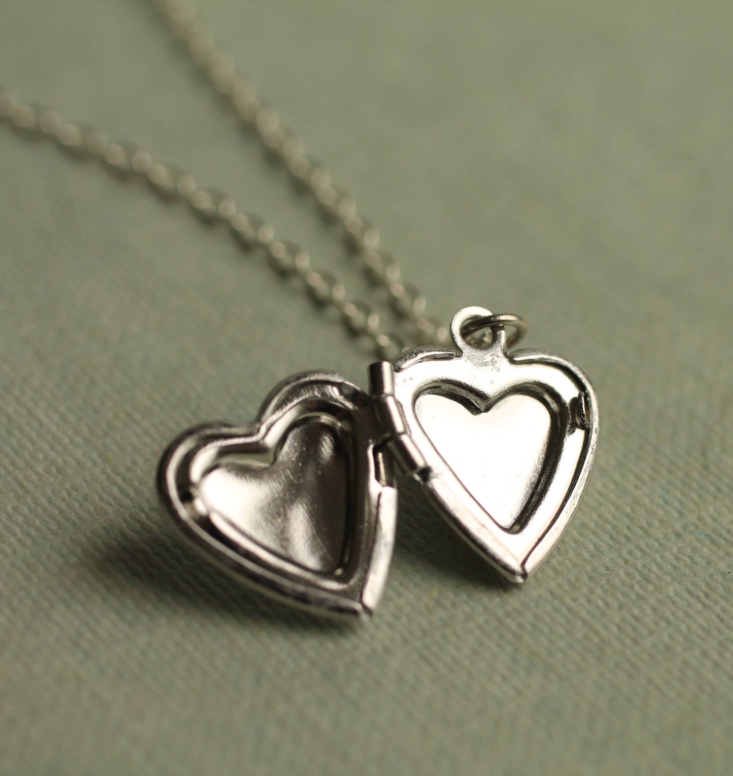 Piccolo medaglione a cuore | Luna e stella | Ottone argentato