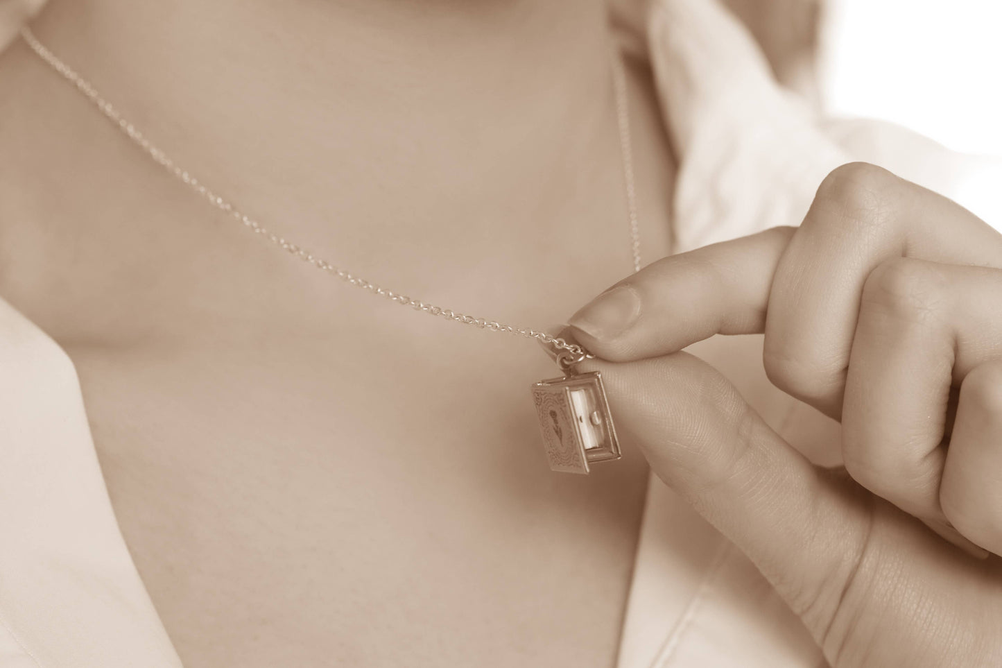 Collana Medaglione a libro | Bucaneve | Ottone | Vintage Style