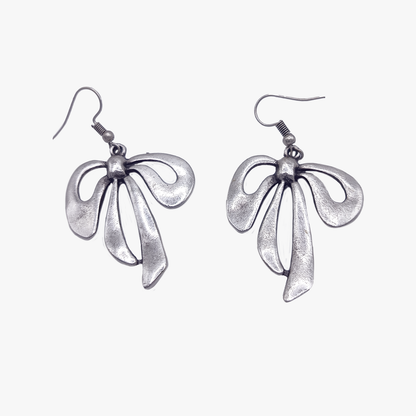 Fairy Coquette | Orecchini Fiocco | Ottone Placcati in Argento Antico