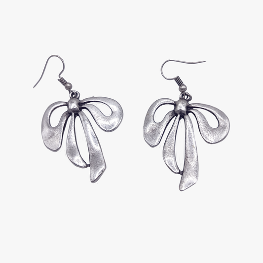 Fairy Coquette | Orecchini Fiocco | Ottone Placcati in Argento Antico