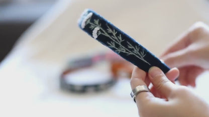 Cerchietto per Capelli in Velluto Ricamato con Motivo Floreale | Arancione