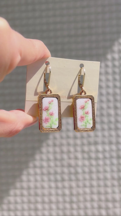 Beatrix | Orecchini pendenti con fiori rosa smaltati