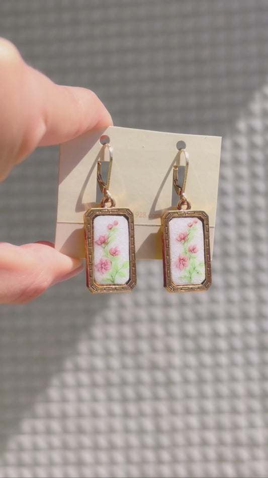 Beatrix | Orecchini pendenti con fiori rosa smaltati