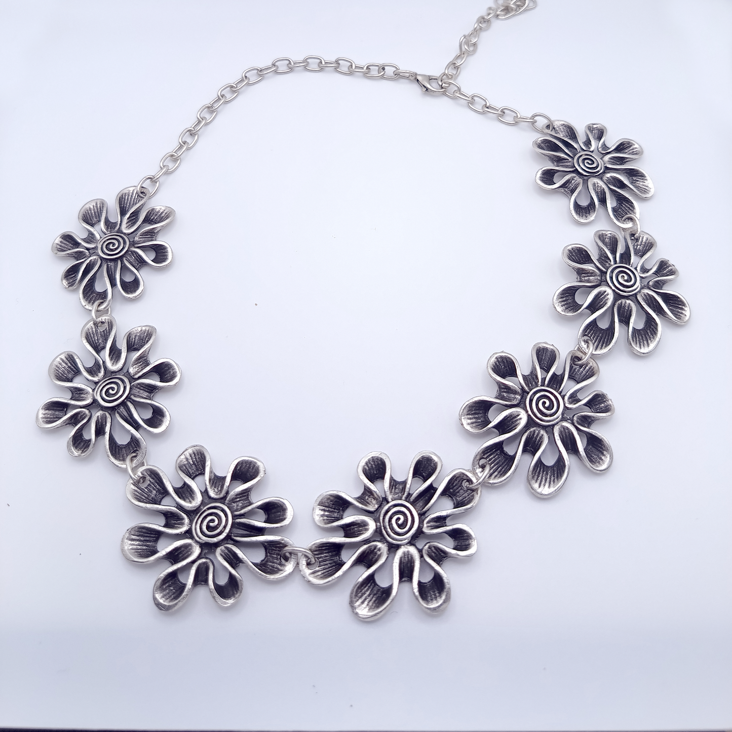 Mystic Blossoms | Set di collana e orecchini con design floreale| placcato in argento antico