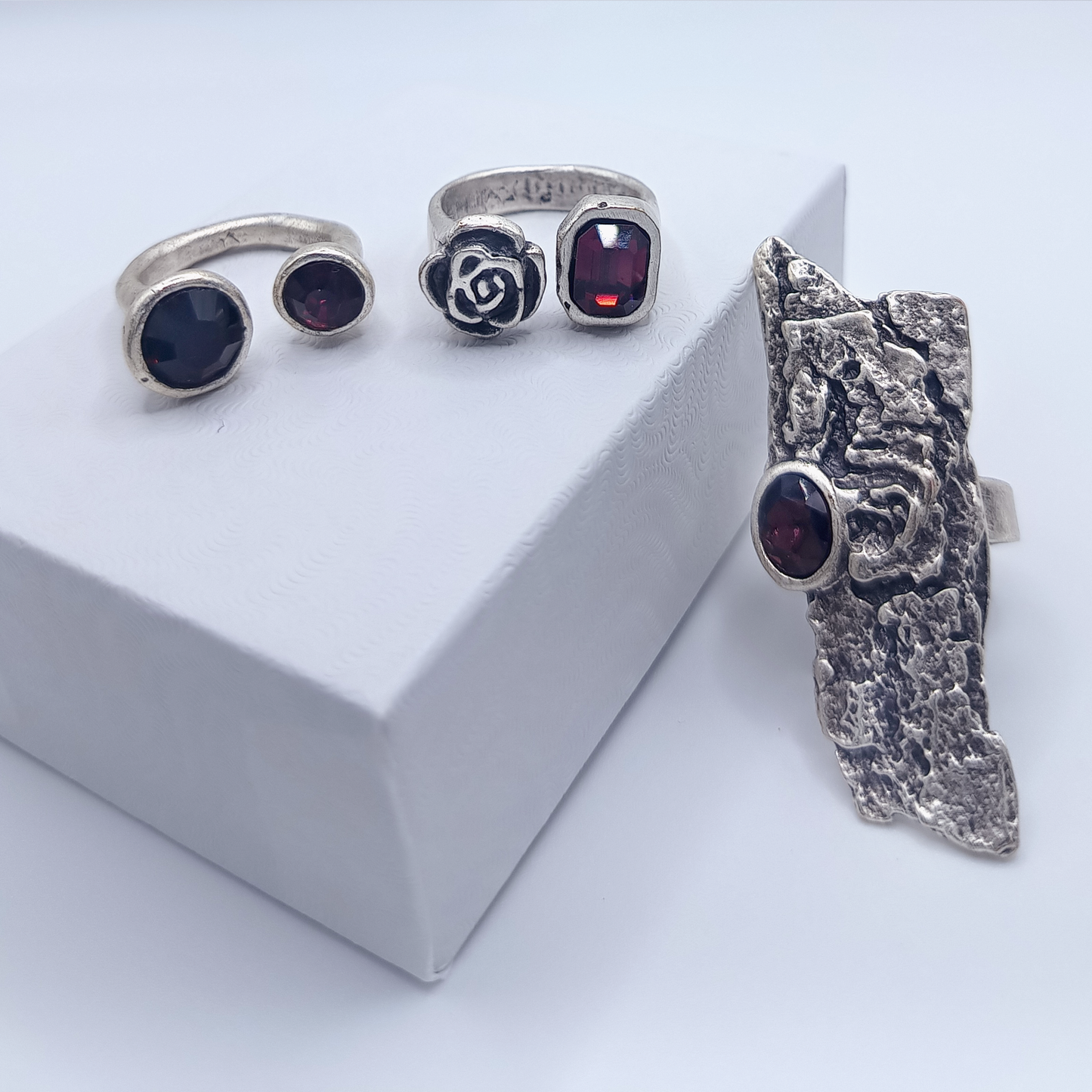 Violet Grove | Set di anelli in cristallo viola | design fiore e corteccia | Ottone e cristallo placcati in argento