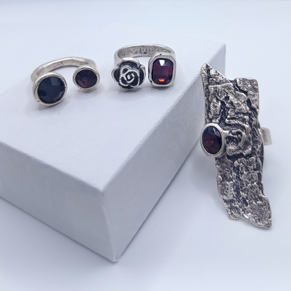 Violet Grove | Set di anelli in cristallo viola | design fiore e corteccia | Ottone e cristallo placcati in argento