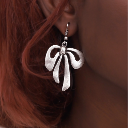 Fairy Coquette | Orecchini Fiocco | Ottone Placcati in Argento Antico